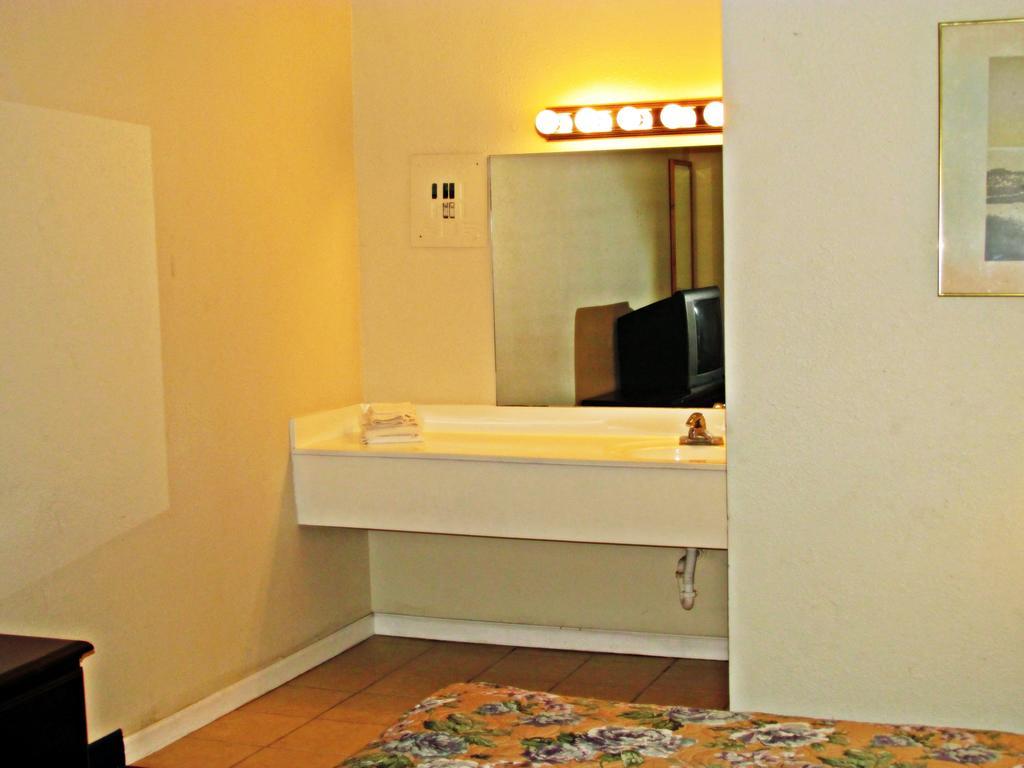 Crown Efficiency Extended Stay Baton Rouge Room photo